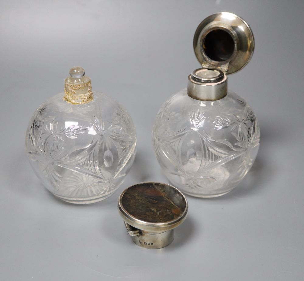 Eight assorted silver and tortoiseshell items including trinket box, scent bottles, timepiece and desk clip etc (a.f.).